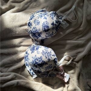 Victoria's Secret Navy and Cream Floral Bra
